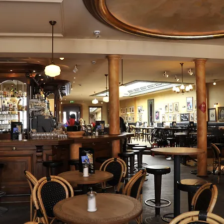 Maximilian بيت ضيافة 4*